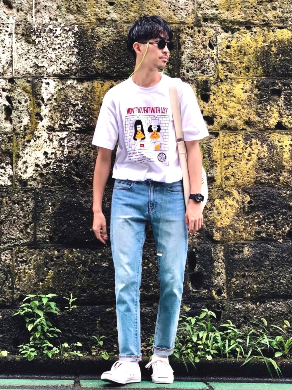 ホワイト系のTシャツ/カットソー、ブルー系のデニムパンツ、ホワイト系のスニーカーを着用したメンズの夏コーディネートの1枚目の写真