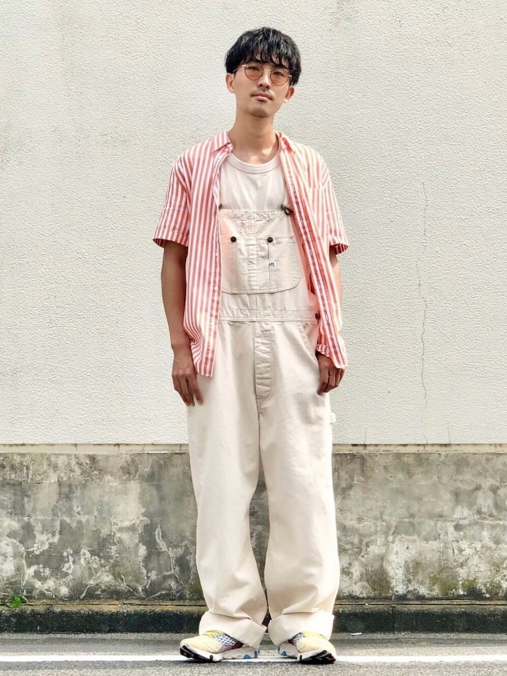 オレンジ系のシャツ/ブラウス、ベージュ系のTシャツ/カットソー、ベージュ系のサロペット/オーバーオールを着用したメンズの夏コーディネートの1枚目の写真