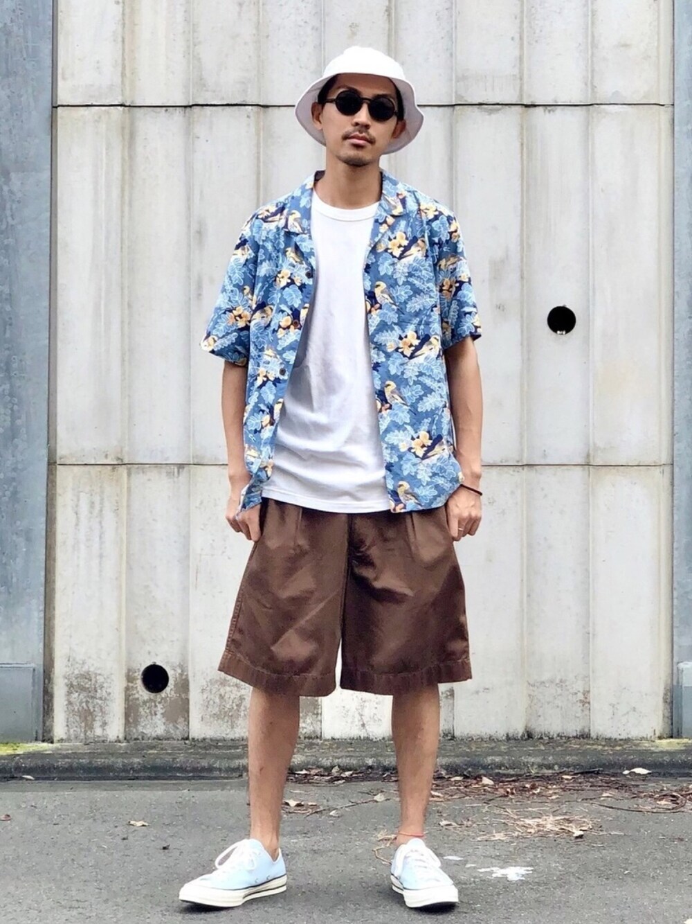ブルー系のシャツ/ブラウス、ホワイト系のTシャツ/カットソー、ブラウン系のその他パンツを着用したメンズの夏コーディネートの1枚目の写真