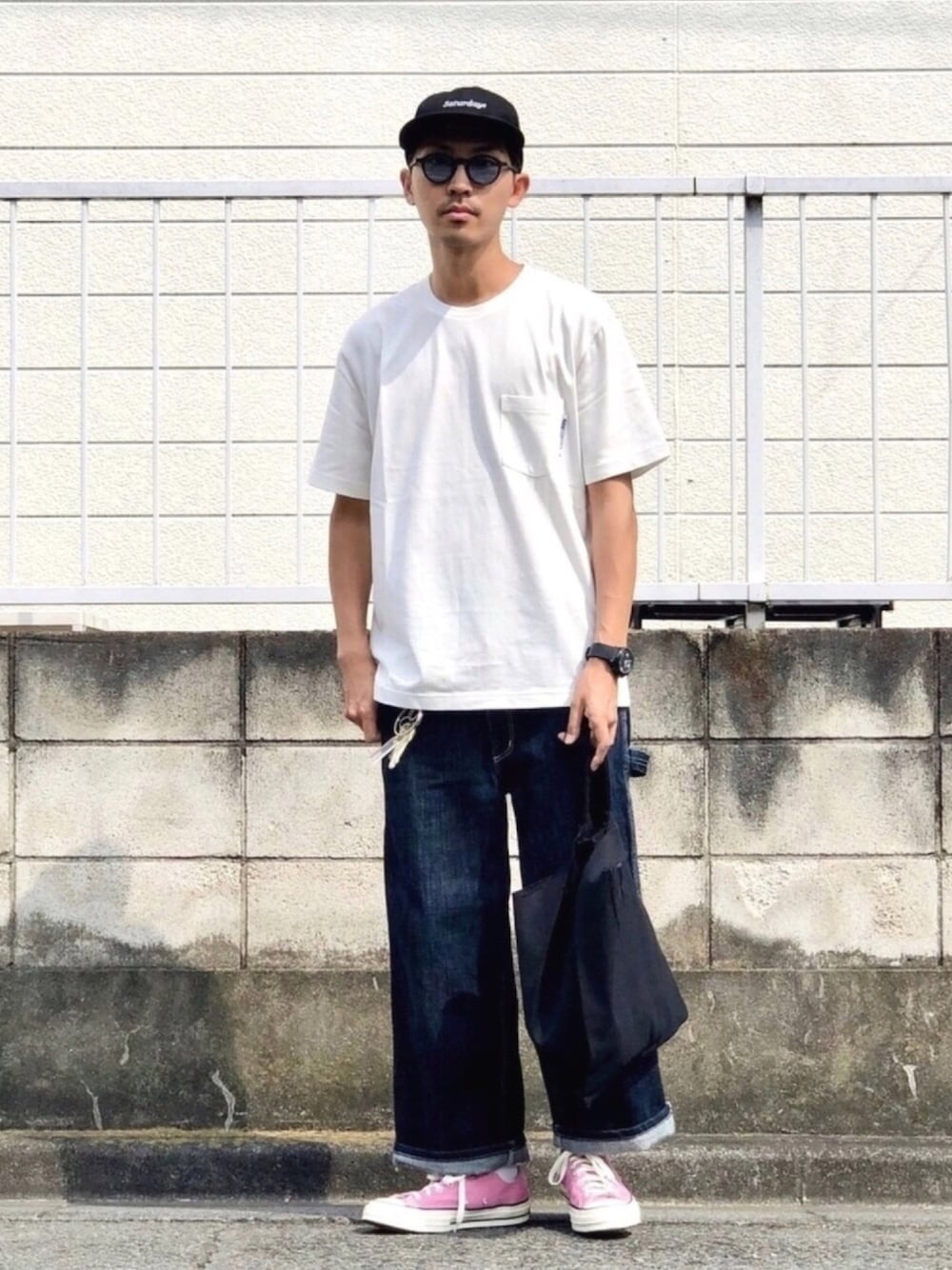 ホワイト系のTシャツ/カットソー、ブルー系のデニムパンツ、ピンク系のスニーカーを着用したメンズの夏コーディネートの1枚目の写真