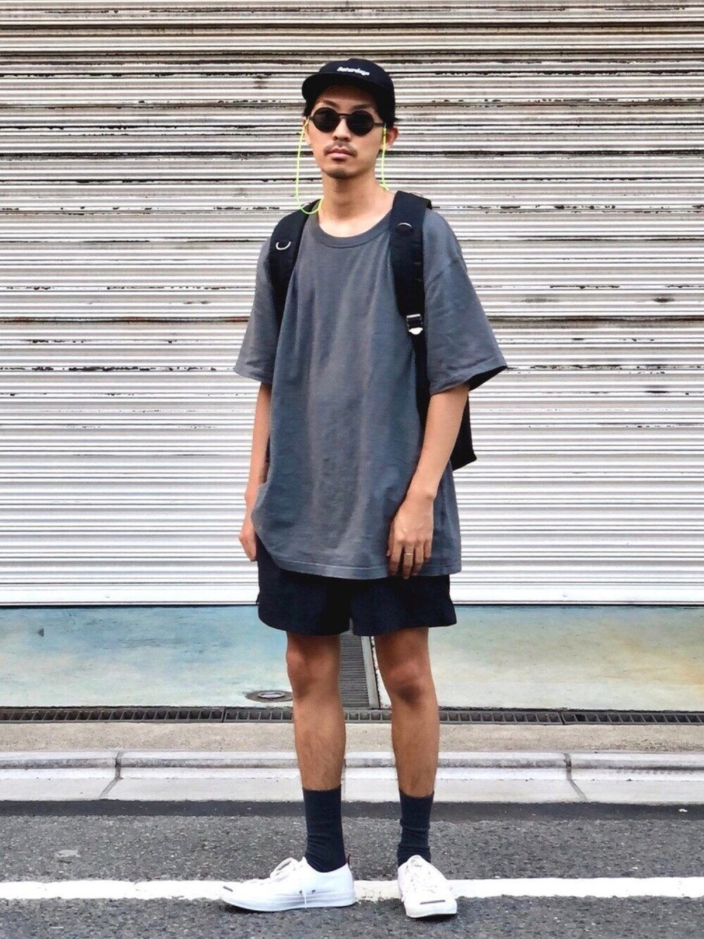 グレー系のTシャツ/カットソー、ブラック系のその他パンツ、ホワイト系のスニーカーを着用したメンズの秋コーディネートの1枚目の写真