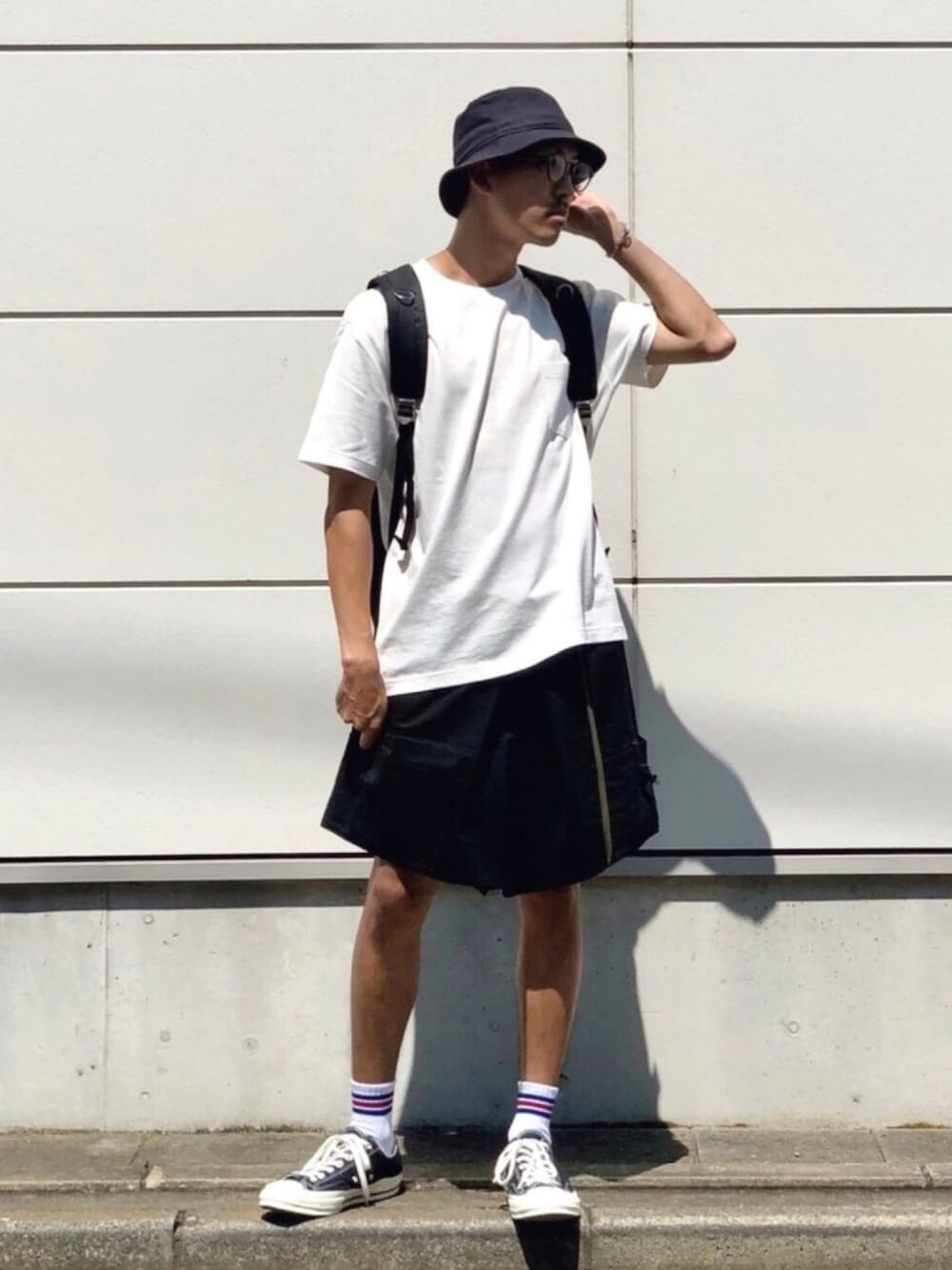 ホワイト系のTシャツ/カットソー、ブラック系のその他パンツ、ブラック系のスニーカーを着用したメンズの夏コーディネートの1枚目の写真