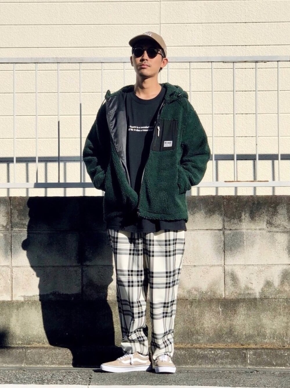 グリーン系のブルゾン、ブラック系のTシャツ/カットソー、ホワイト系のその他パンツを着用したメンズの秋コーディネートの1枚目の写真