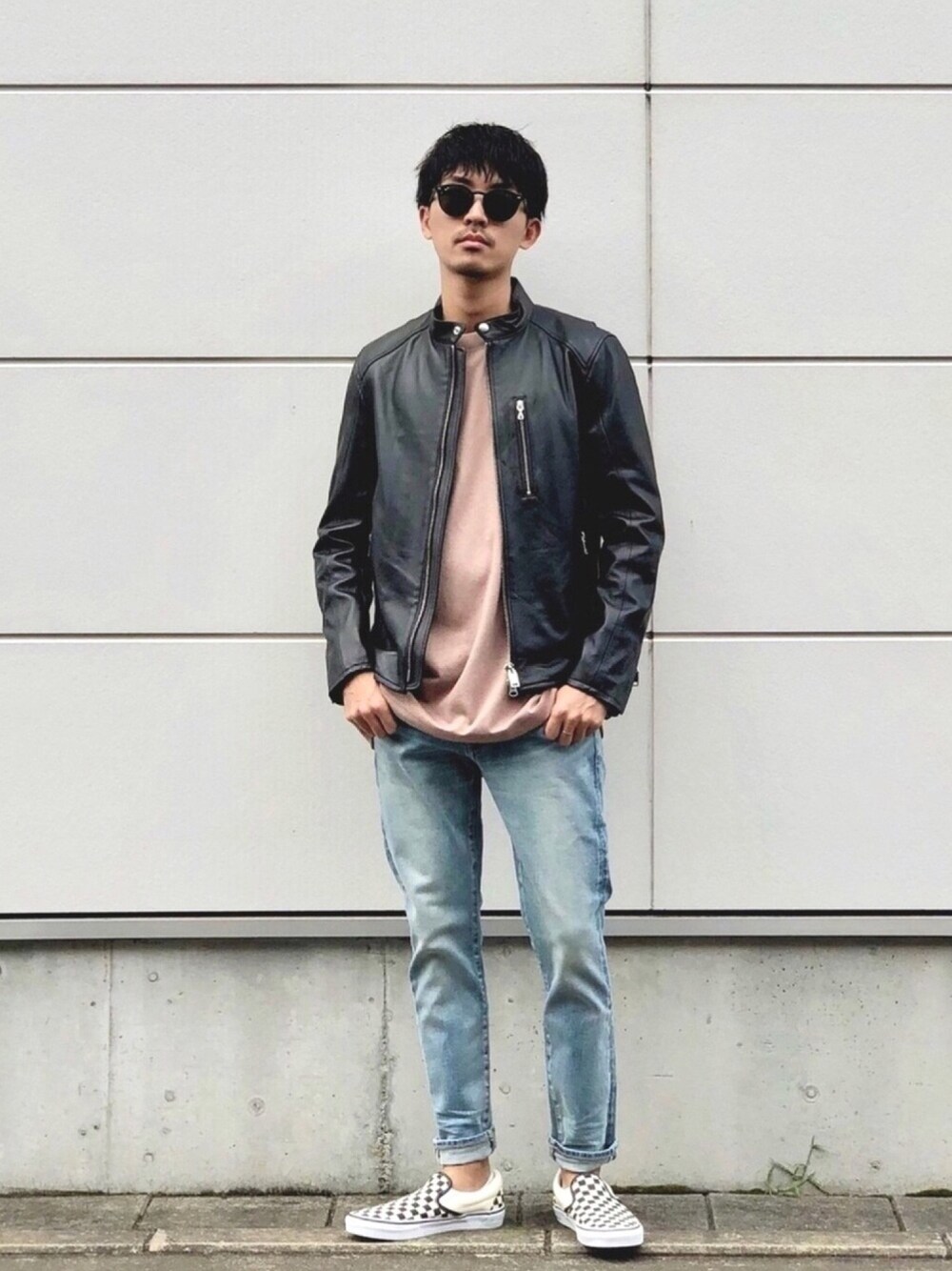 ブラック系のライダースジャケット、ブラウン系のTシャツ/カットソー、ブルー系のデニムパンツを着用したメンズの秋コーディネートの1枚目の写真