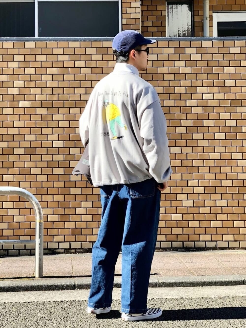 ベージュ系のスウェット、ホワイト系のTシャツ/カットソー、ブルー系のデニムパンツを着用したメンズの冬コーディネートの1枚目の写真