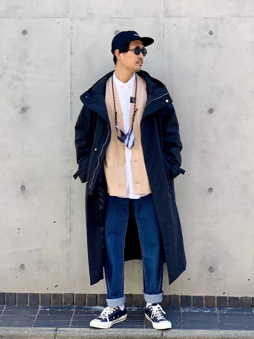 ブラック系のモッズコート、ベージュ系のカーディガン/ボレロ、ホワイト系のシャツ/ブラウスを着用したメンズの冬コーディネートの1枚目の写真