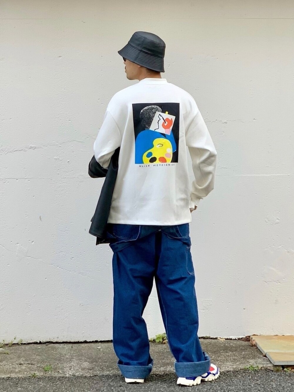 ホワイト系のTシャツ/カットソー、ブラック系のその他アウター、ブルー系のサロペット/オーバーオールを着用したメンズの春コーディネートの1枚目の写真