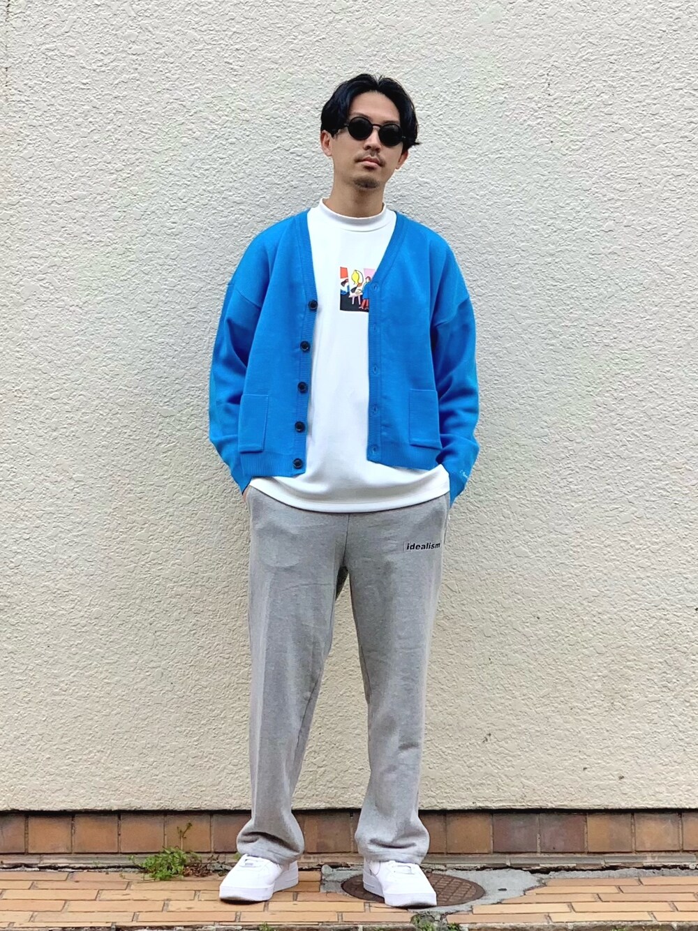 ブルー系のカーディガン/ボレロ、ホワイト系のTシャツ/カットソー、グレー系のスウェットパンツを着用したメンズの春コーディネートの1枚目の写真