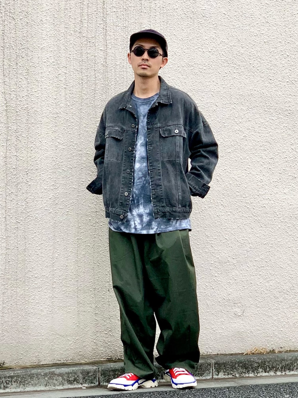 ブラック系のデニムジャケット、ブラック系のTシャツ/カットソー、グリーン系のその他パンツを着用したメンズの春コーディネートの1枚目の写真