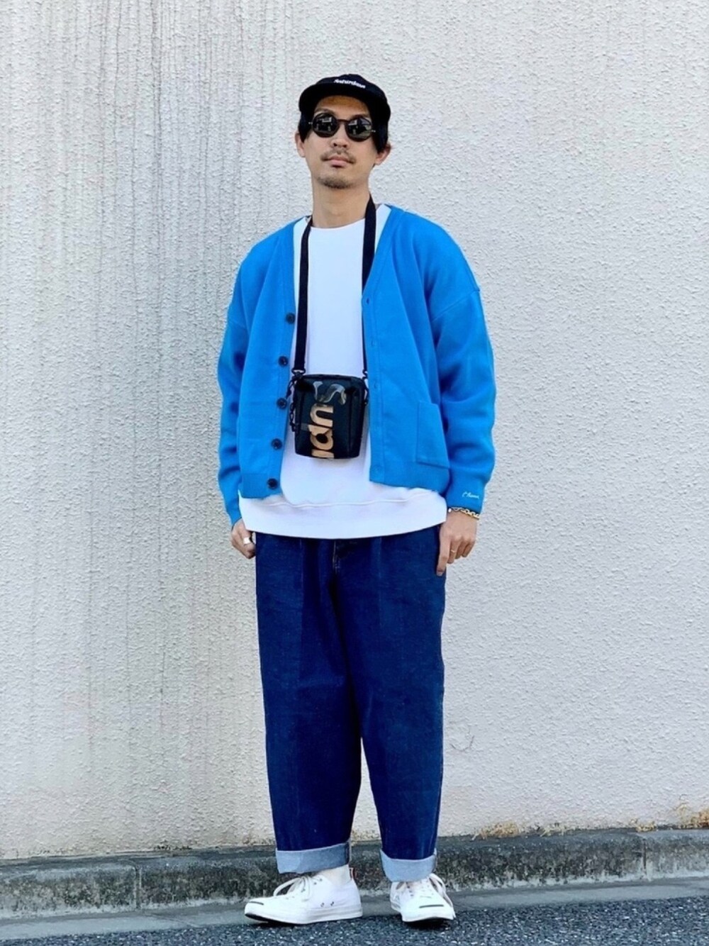 ブルー系のカーディガン/ボレロ、ホワイト系のスウェット、ブルー系のデニムパンツを着用したメンズの春コーディネートの1枚目の写真