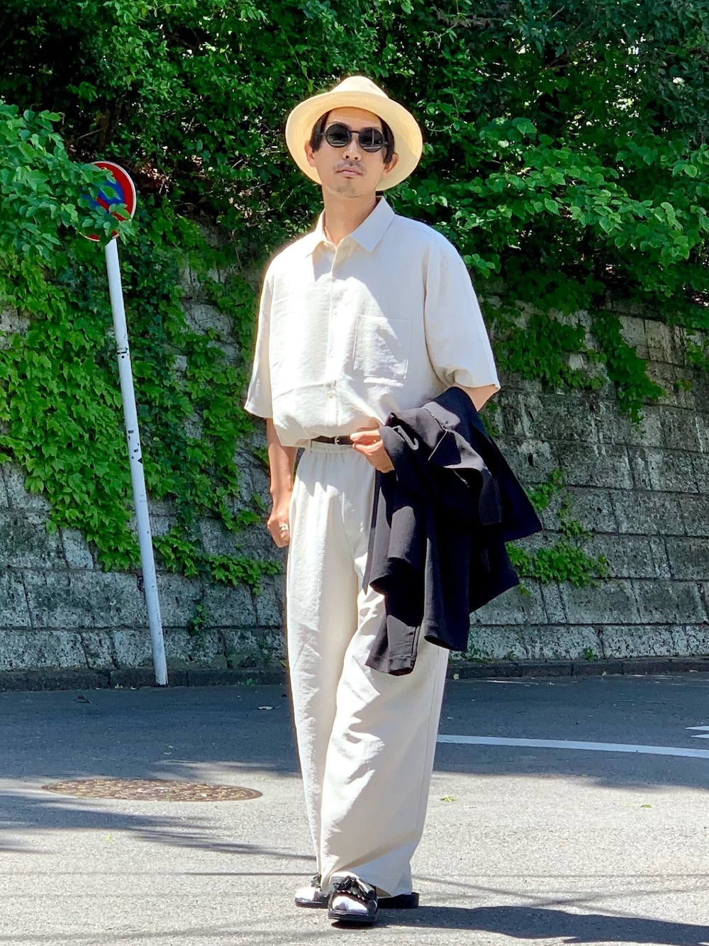 「おしゃれさんと繋がりたい、SENSEOFPLACE、セットアップ、セットアップスタイル、polcadot、ストローハット、リゾートスタイル、サンダル、bench、夏服」｜「SENSE OF PLACE by URBAN RESEARCHの【XLサイズ/WEB限定】リネンライクレギュラーカラーシャツ（シャツ/ブラウス、ホワイト系）」を使った、macky☺︎さん（メンズ・172cm）の春コーディネートの1枚目の写真