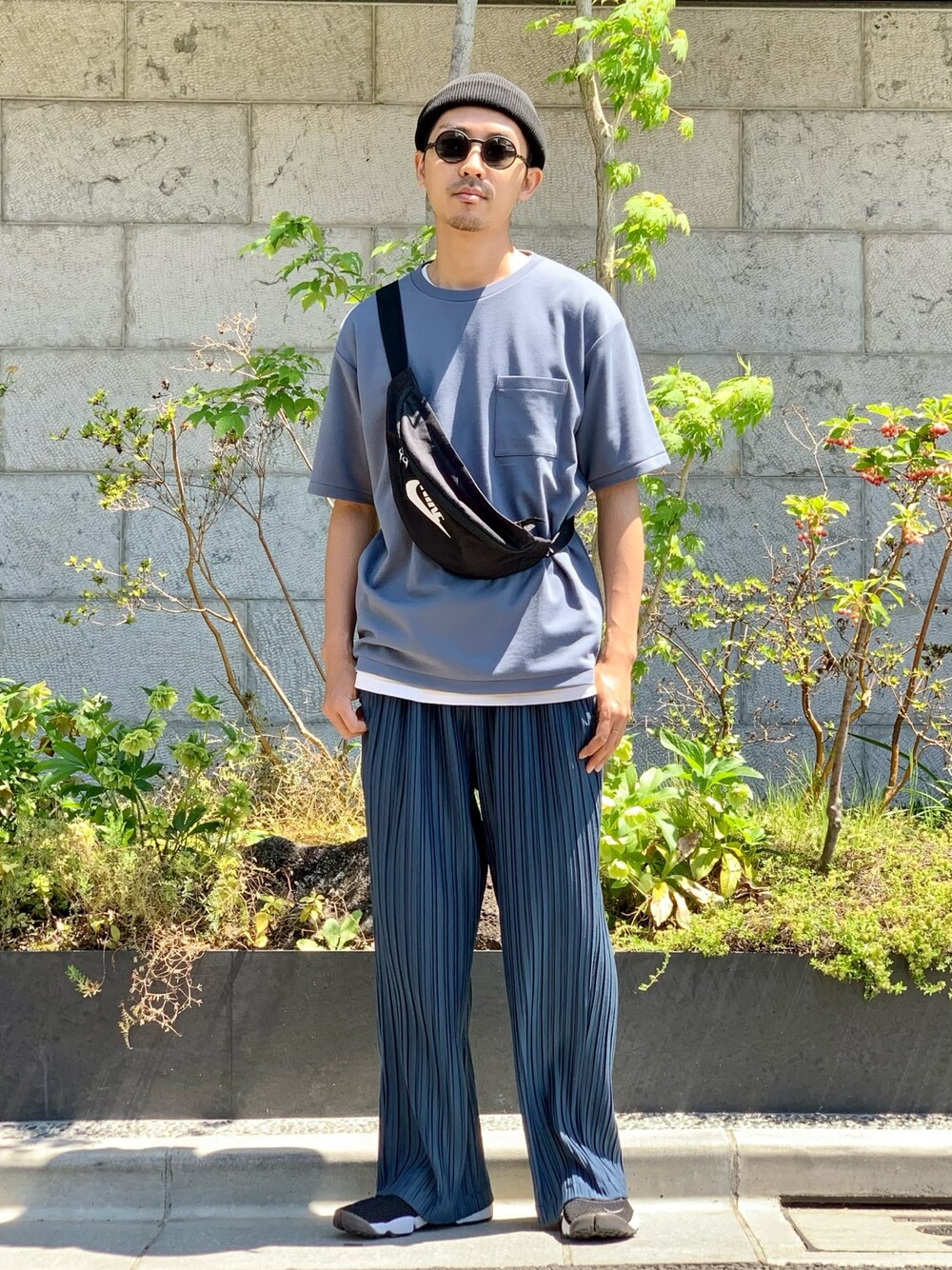 ブルー系のTシャツ/カットソー、ブルー系のその他パンツ、ブラック系のスニーカーを着用したメンズの春コーディネートの1枚目の写真