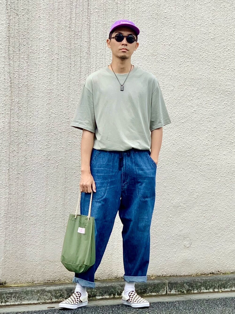 グリーン系のTシャツ/カットソー、ブルー系のその他パンツ、ブラック系のスリッポンを着用したメンズの春コーディネートの1枚目の写真