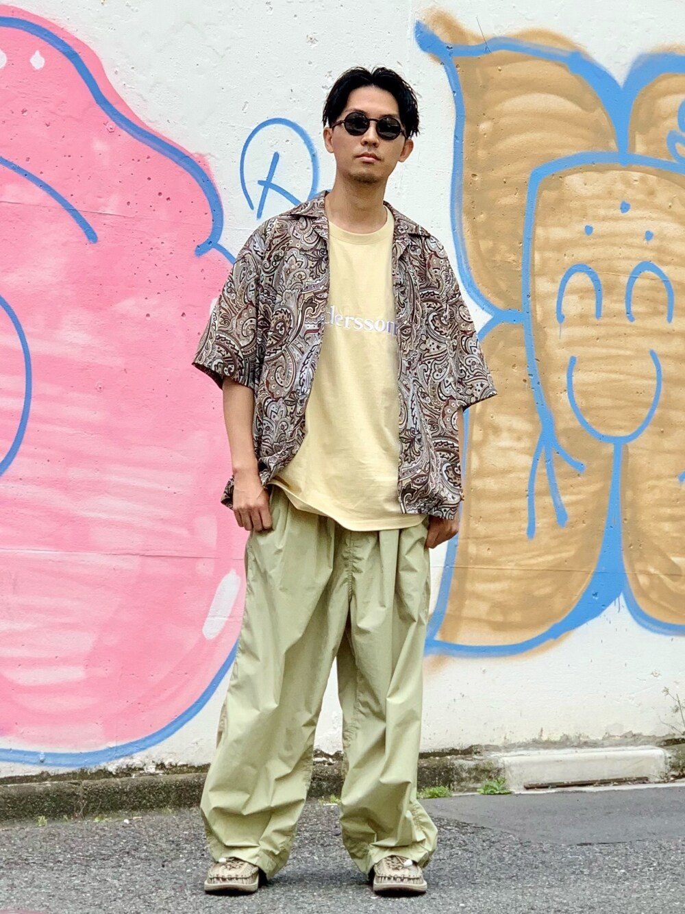 その他のシャツ/ブラウス、ホワイト系のTシャツ/カットソー、グリーン系のその他パンツを着用したメンズの夏コーディネートの1枚目の写真