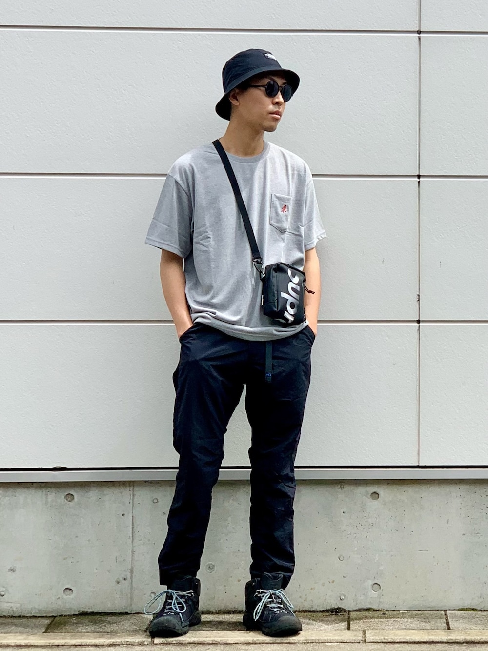グレー系のTシャツ/カットソー、ブラック系のチノパンツ、ブラック系のスニーカーを着用したメンズの夏コーディネートの1枚目の写真