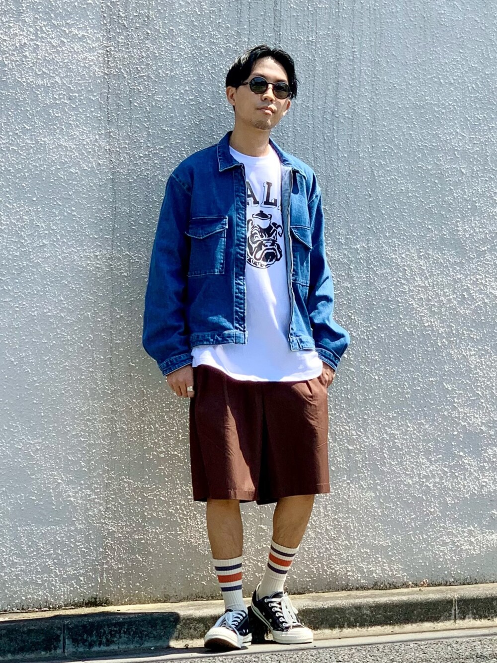 ブルー系のセットアップ、ホワイト系のTシャツ/カットソー、ブラウン系のパンツを着用したメンズの夏コーディネートの1枚目の写真