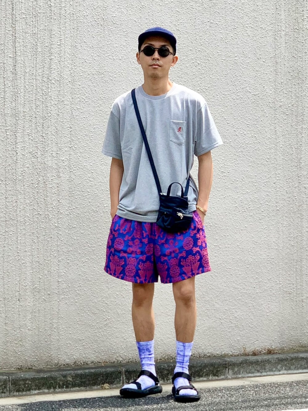 グレー系のTシャツ/カットソー、ブルー系のその他パンツ、ブラック系のサンダルを着用したメンズの夏コーディネートの1枚目の写真