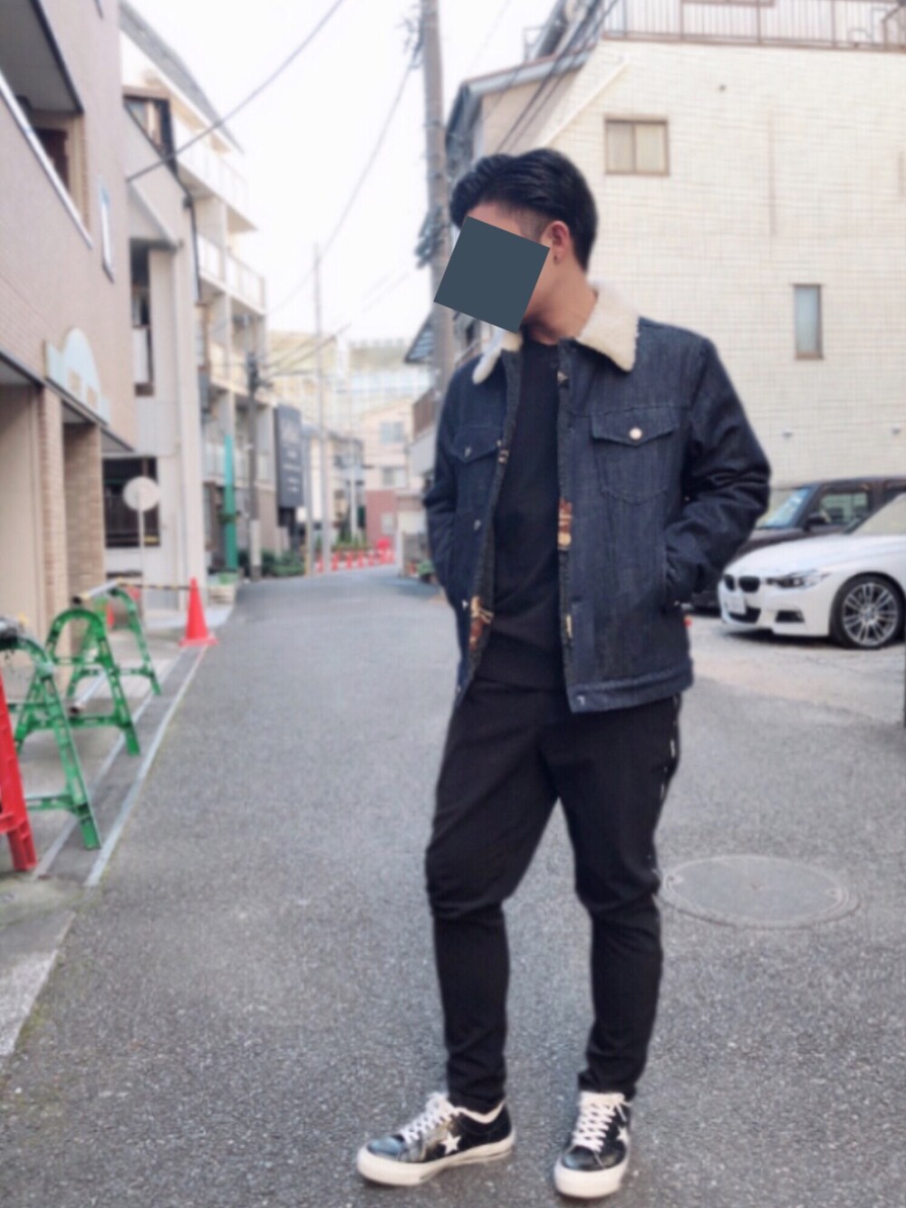 「休日スタイル、冬、低身長、ビッグシルエット、デニム、スウエット、ラインパンツ」｜「Maison KitsuneのＤＥＮＩＭ　ＴＲＵＣＫＥＲ　ＪＡＣＫＥＴ（デニムジャケット、ブルー系）」を使った、しじみさん（メンズ・169cm）の冬コーディネートの1枚目の写真