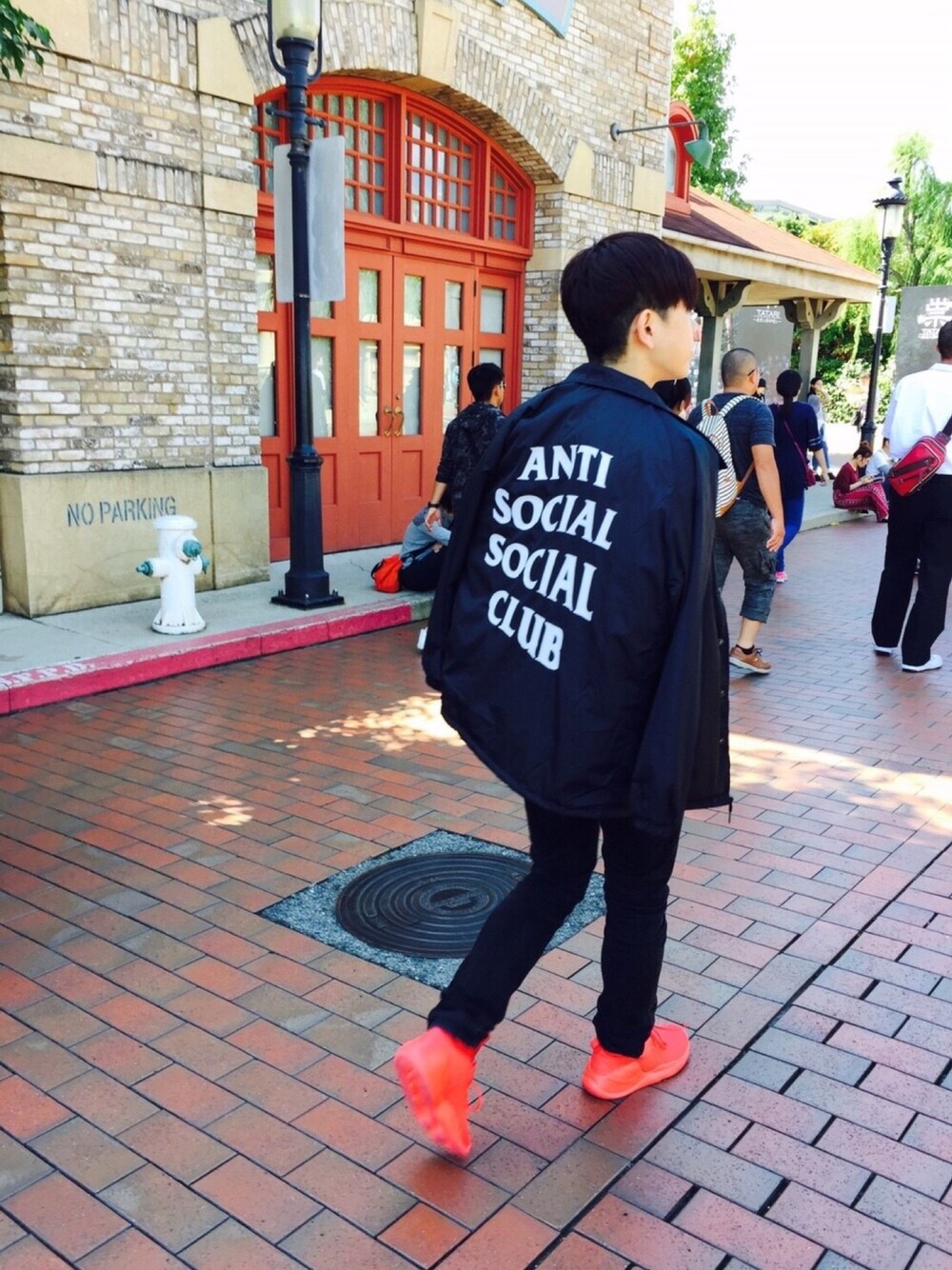 「黒、streetstyle、コーチジャケット、anti social social club、NIKE、USJ」｜「NIKEのNIKE / KWAZI【SP】（スニーカー、レッド系）」を使った、Yuuさん（メンズ・165cm）の春コーディネートの1枚目の写真