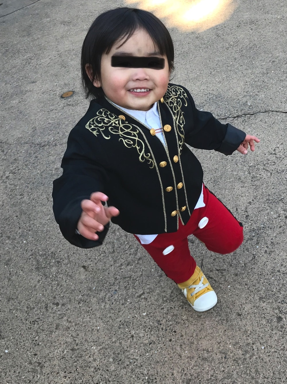 ブラック系のジャケット/アウターを着用したキッズの秋コーディネートの1枚目の写真