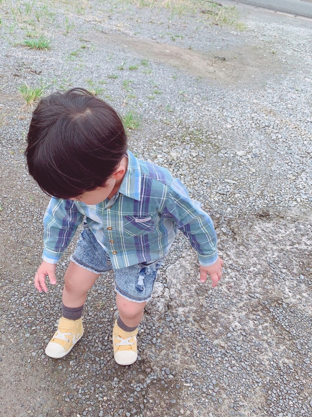ブルー系のシャツ/ブラウス、ブルー系のデニムパンツ、イエロー系のスニーカーを着用したキッズの秋コーディネートの1枚目の写真