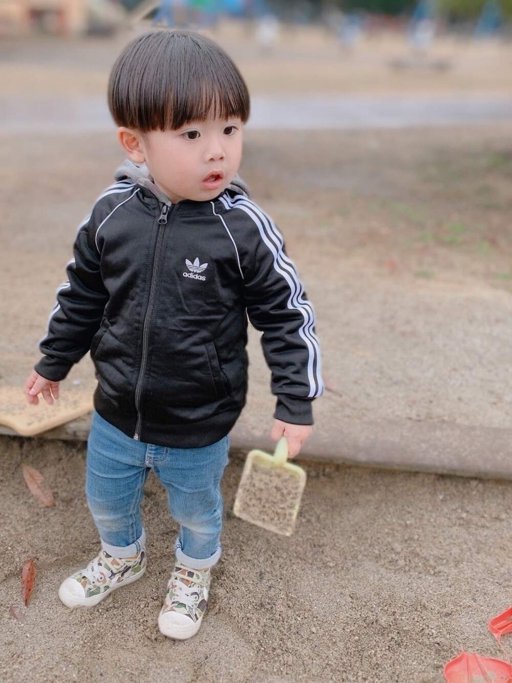 「冬アウター着回しチャレンジ、キッズコーデ、kids、コンバース、adidas、ジャージ、男の子コーデ、アウター、冬コーデ、スポーツミックス」｜「adidasのトラックスーツ [SST SUIT] アディダスオリジナルス（ジャージ、ブラック系）」を使った、こっちゃんさん（キッズ・90cm）の冬コーディネートの1枚目の写真