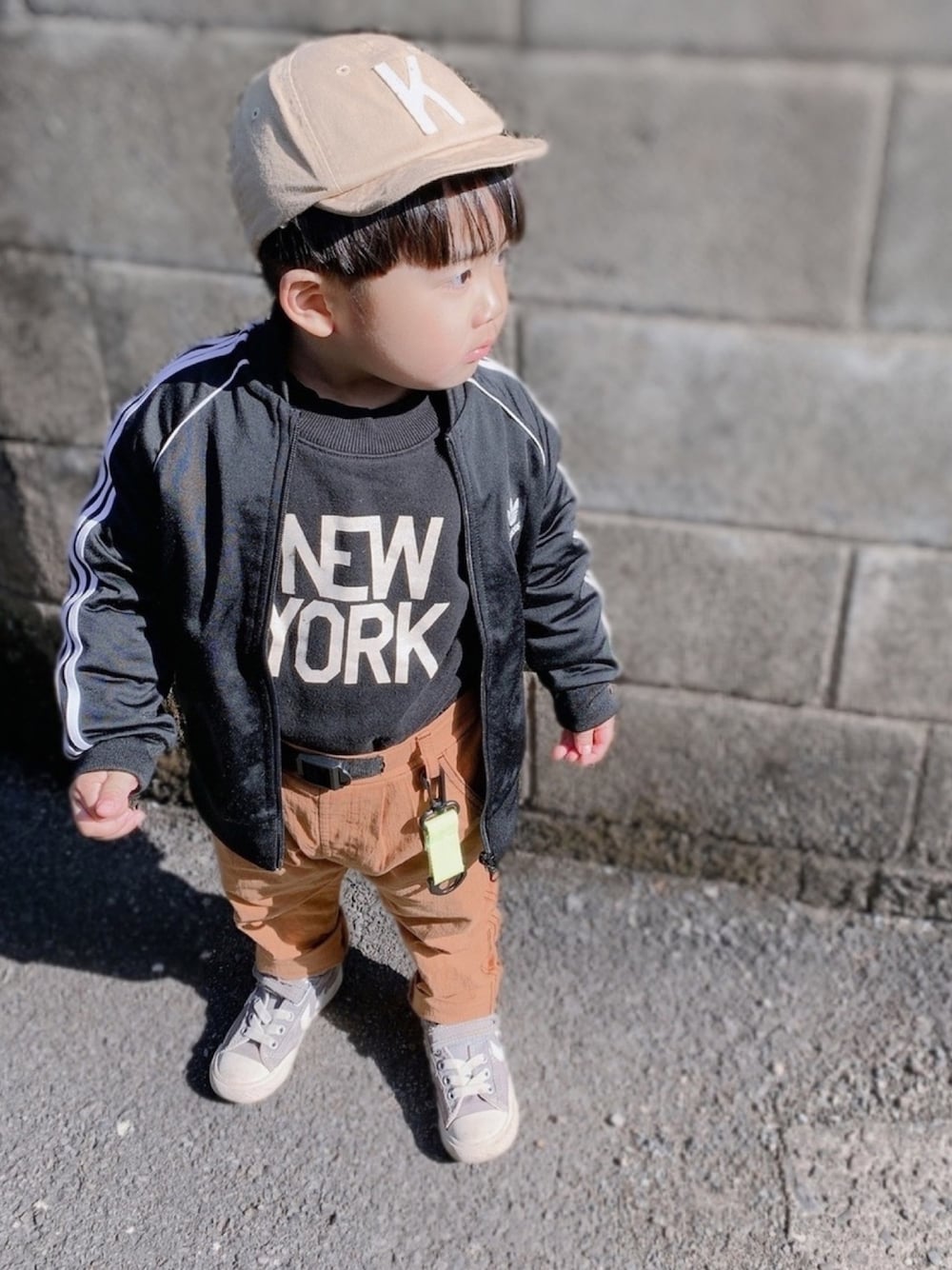 「冬アウター着回しチャレンジ、おしゃれさんと繋がりたい、キッズコーデ、キッズファッション、ダサい、ダサかわいい、男の子コーデ、古着MIX、ワークパンツ、スポーツミックス」｜「adidasのトラックスーツ [SST SUIT] アディダスオリジナルス（ジャージ、ブラック系）」を使った、こっちゃんさん（キッズ・90cm）の冬コーディネートの1枚目の写真