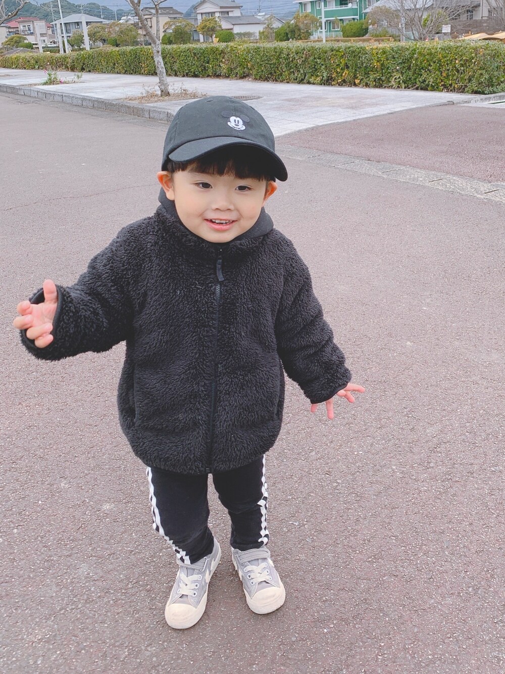 ブラック系のジャケット/アウター、ブラック系のパンツ、グレー系のスニーカーを着用したキッズの冬コーディネートの1枚目の写真
