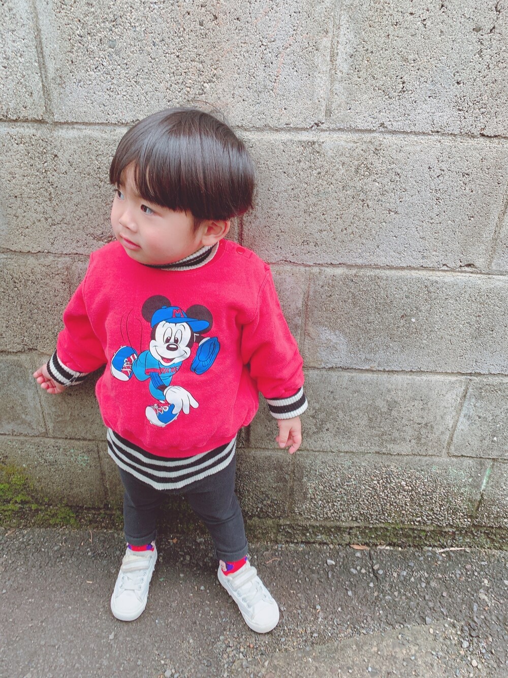 「キッズファッション、男の子コーデ、3歳、古着、古着MIX、ミッキー、レイヤード、ハイネック、ボーダー、コンバース」｜「古着のアイテム（スウェット、レッド系）」を使った、こっちゃんさん（キッズ・90cm）の冬コーディネートの1枚目の写真