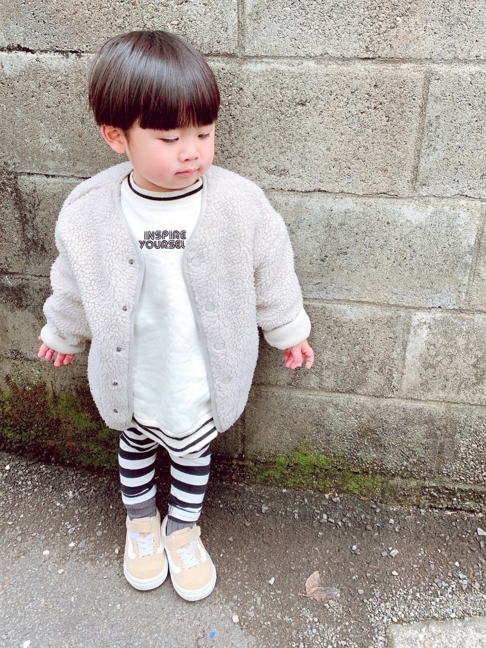 ベージュ系のジャケット/アウター、ホワイト系のスウェット、ブラック系のパンツを着用したキッズの春コーディネートの1枚目の写真