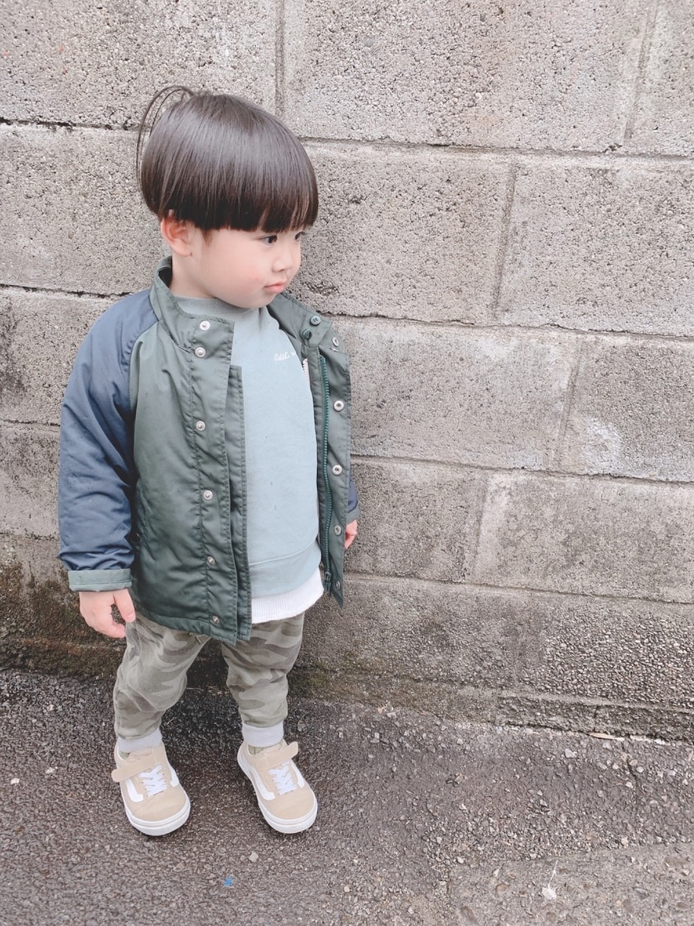 グリーン系のジャケット/アウター、グリーン系のスウェット、グリーン系のパンツを着用したキッズの春コーディネートの1枚目の写真