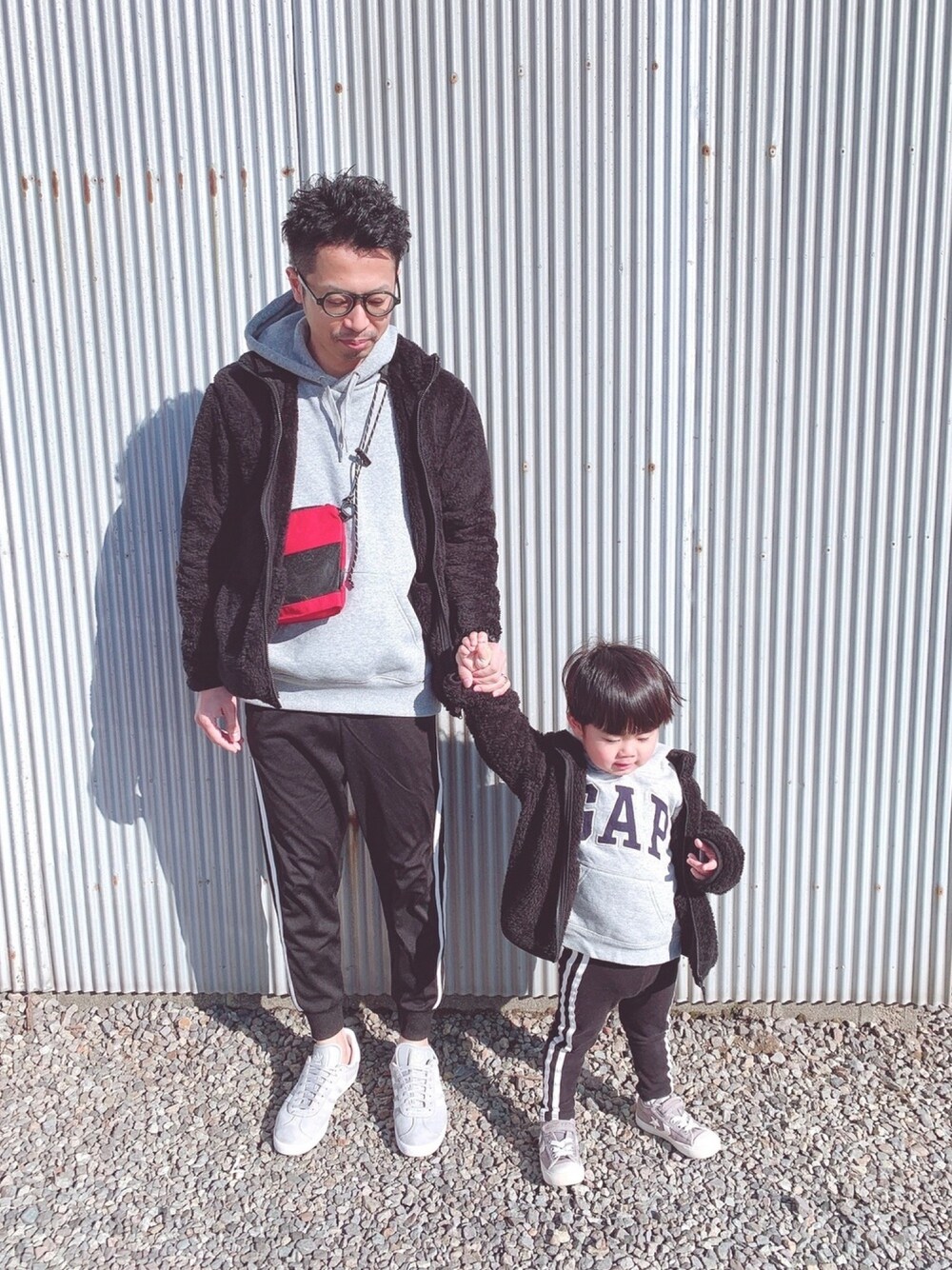 ブラック系のその他アウター、グレー系のパーカー、ブラック系のパンツを着用したキッズの春コーディネートの1枚目の写真