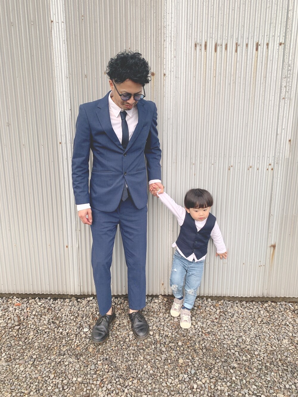 ブルー系のジャケット/アウター、ブルー系のスラックス、ブラック系のシューズを着用したキッズの春コーディネートの1枚目の写真