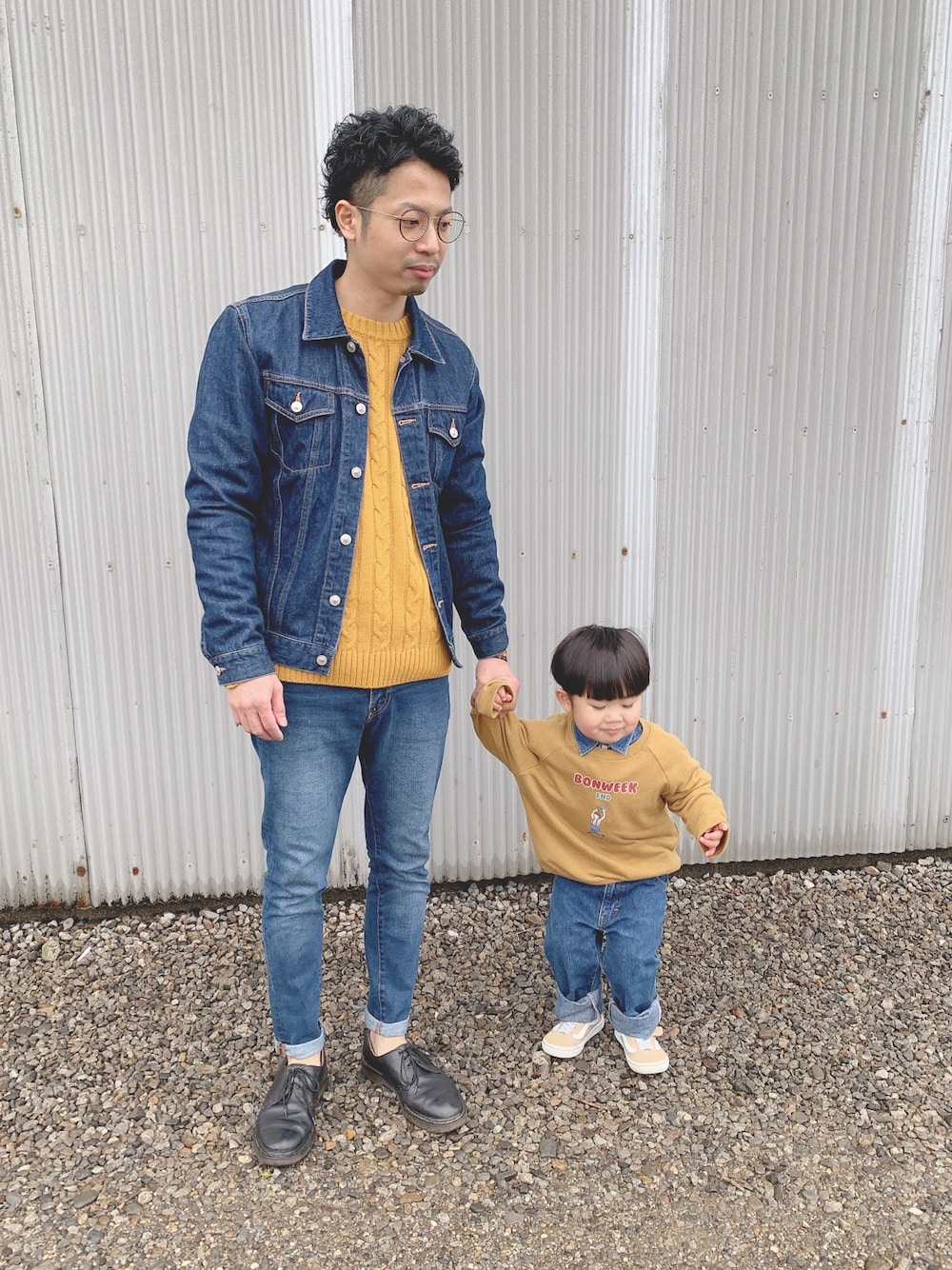 「デニムオンデニム、パパリンク、パパコーデ、パパとお揃い、リンクコーデ、おそろいコーデ、おやこーで。、親子コーデ、息子コーデ、男の子コーデ」｜「古着のアイテム（ジャケット/アウター、ブルー系）」を使った、こっちゃんさん（キッズ・90cm）の春コーディネートの1枚目の写真