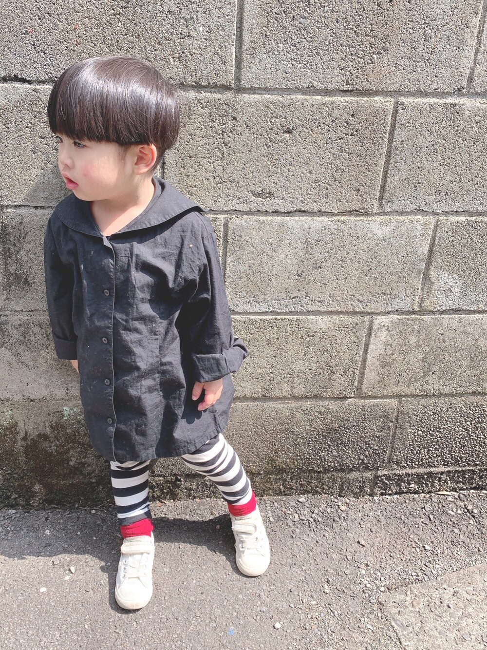 ブラック系のシャツ/ブラウス、ブラック系のシャツ/ブラウス、ブラック系のパンツを着用したキッズの春コーディネートの1枚目の写真