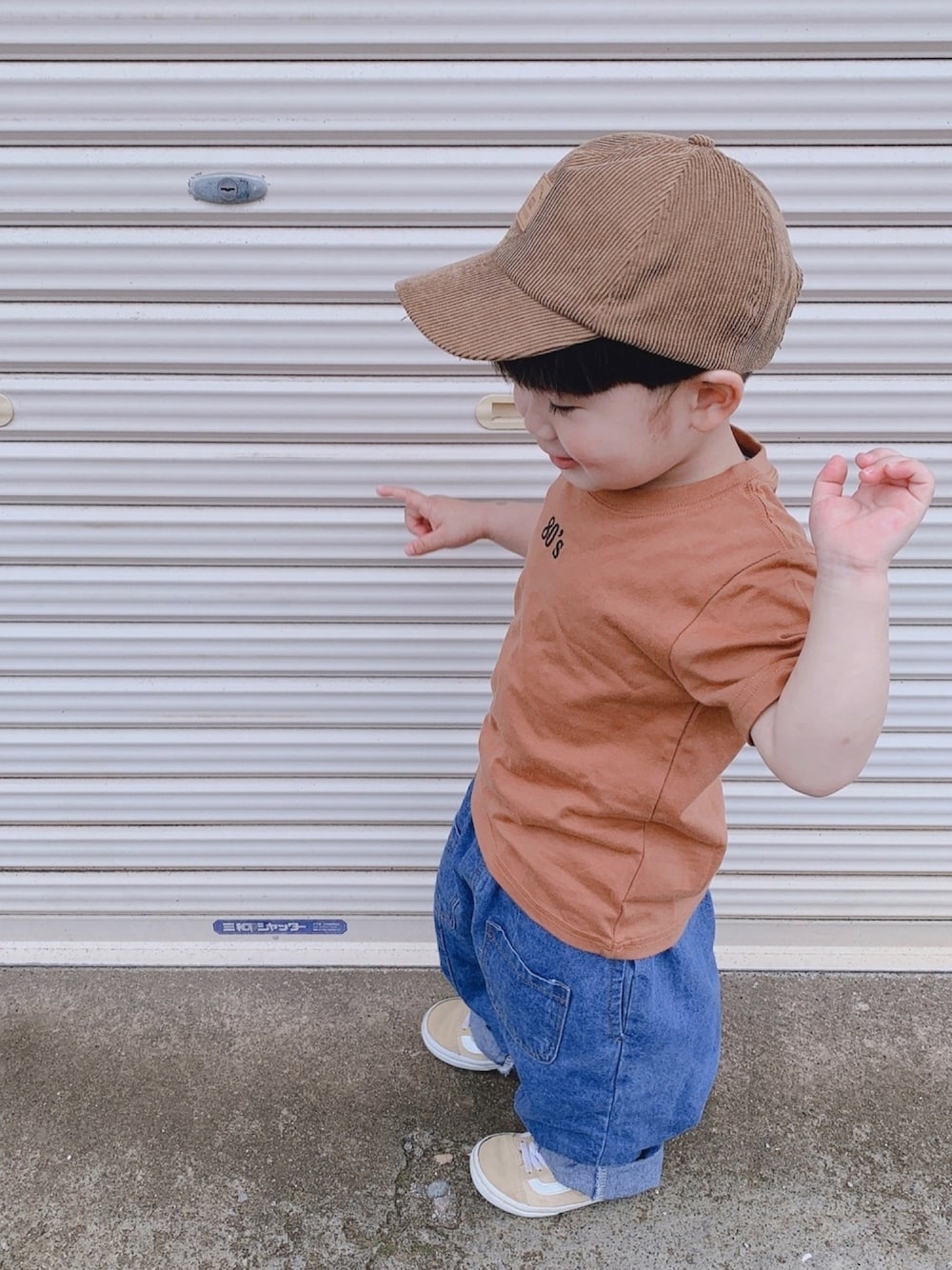 その他のTシャツ/カットソー、ブルー系のデニムパンツ、ベージュ系のスニーカーを着用したキッズの春コーディネートの1枚目の写真