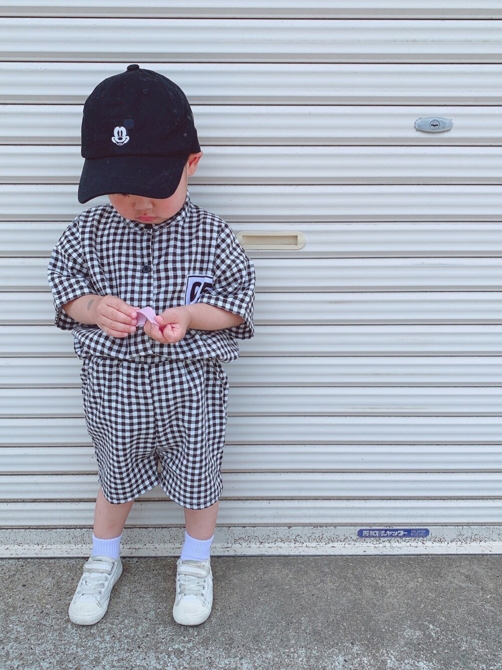 ブラック系のシャツ/ブラウス、ホワイト系のスニーカー、ブラック系のシャツ/ブラウスを着用したキッズの春コーディネートの1枚目の写真