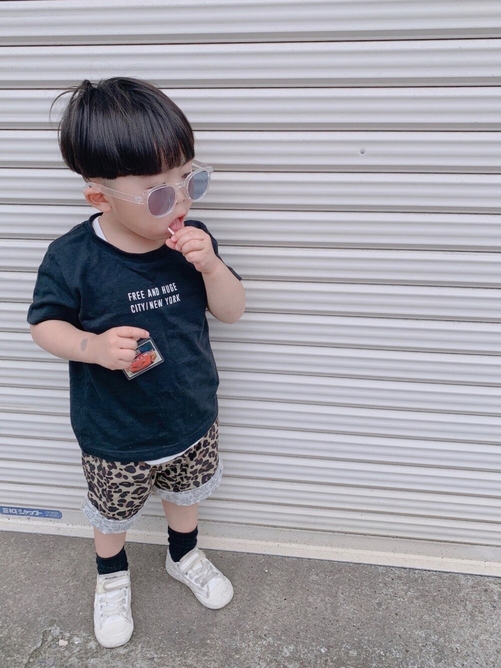 ブラック系のTシャツ/カットソー、ホワイト系のスニーカー、イエロー系のトップスを着用したキッズの夏コーディネートの1枚目の写真