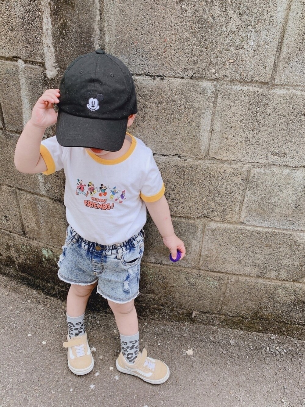 ブルー系のデニムパンツ、ベージュ系のスニーカー、その他のTシャツ/カットソーを着用したキッズの夏コーディネートの1枚目の写真