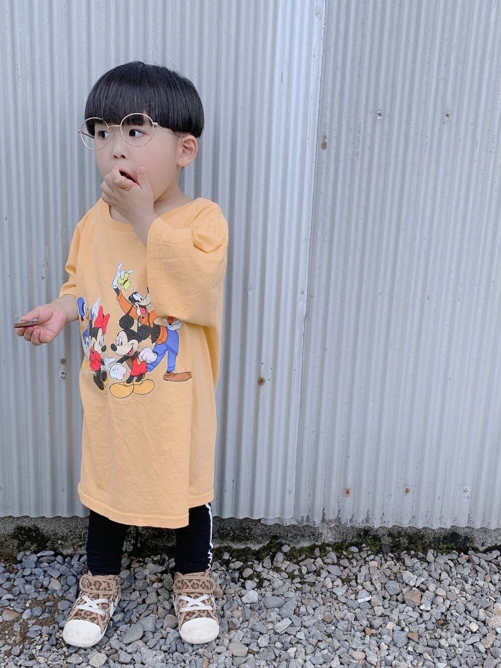 イエロー系のTシャツ/カットソー、イエロー系のスニーカー、ブラック系のレギンス/スパッツを着用したキッズの夏コーディネートの1枚目の写真