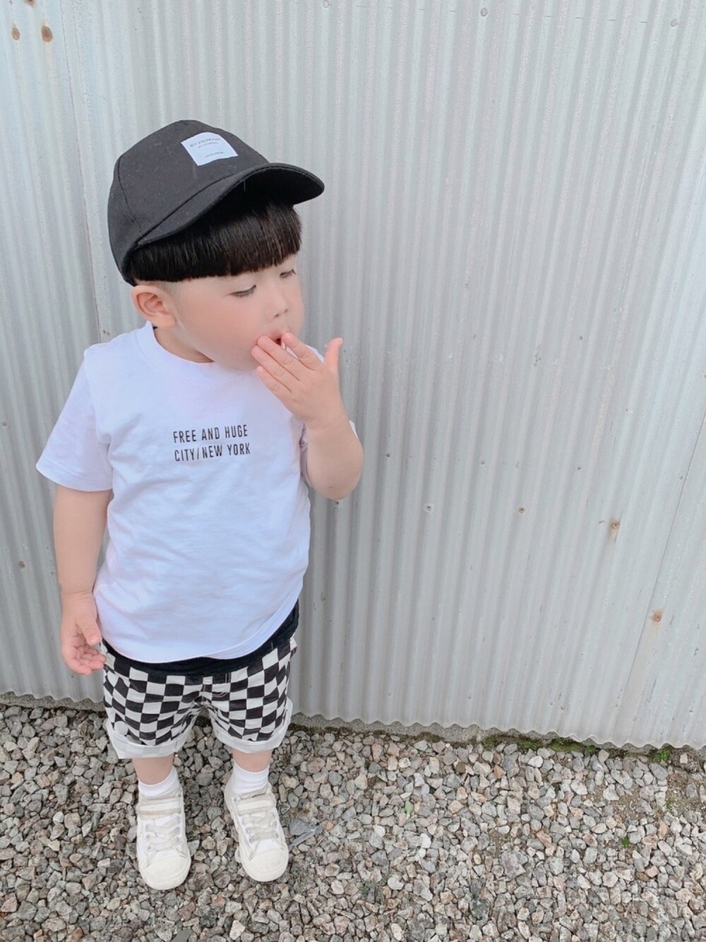 ホワイト系のTシャツ/カットソー、ブラック系のタンクトップ、ブラック系のその他パンツを着用したキッズの夏コーディネートの1枚目の写真