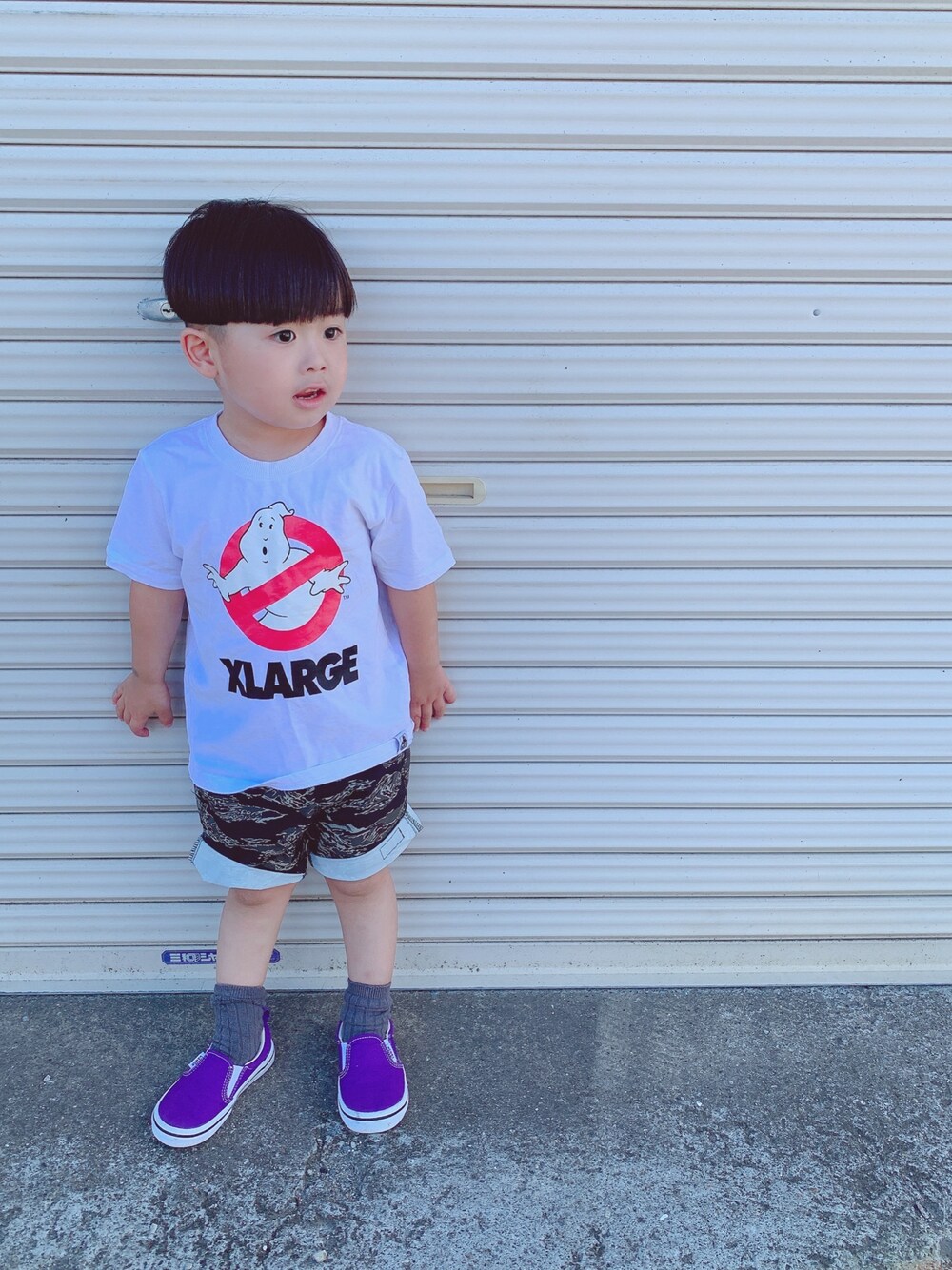 ホワイト系のTシャツ/カットソー、その他のその他パンツ、パープル系のスニーカーを着用したキッズの秋コーディネートの1枚目の写真