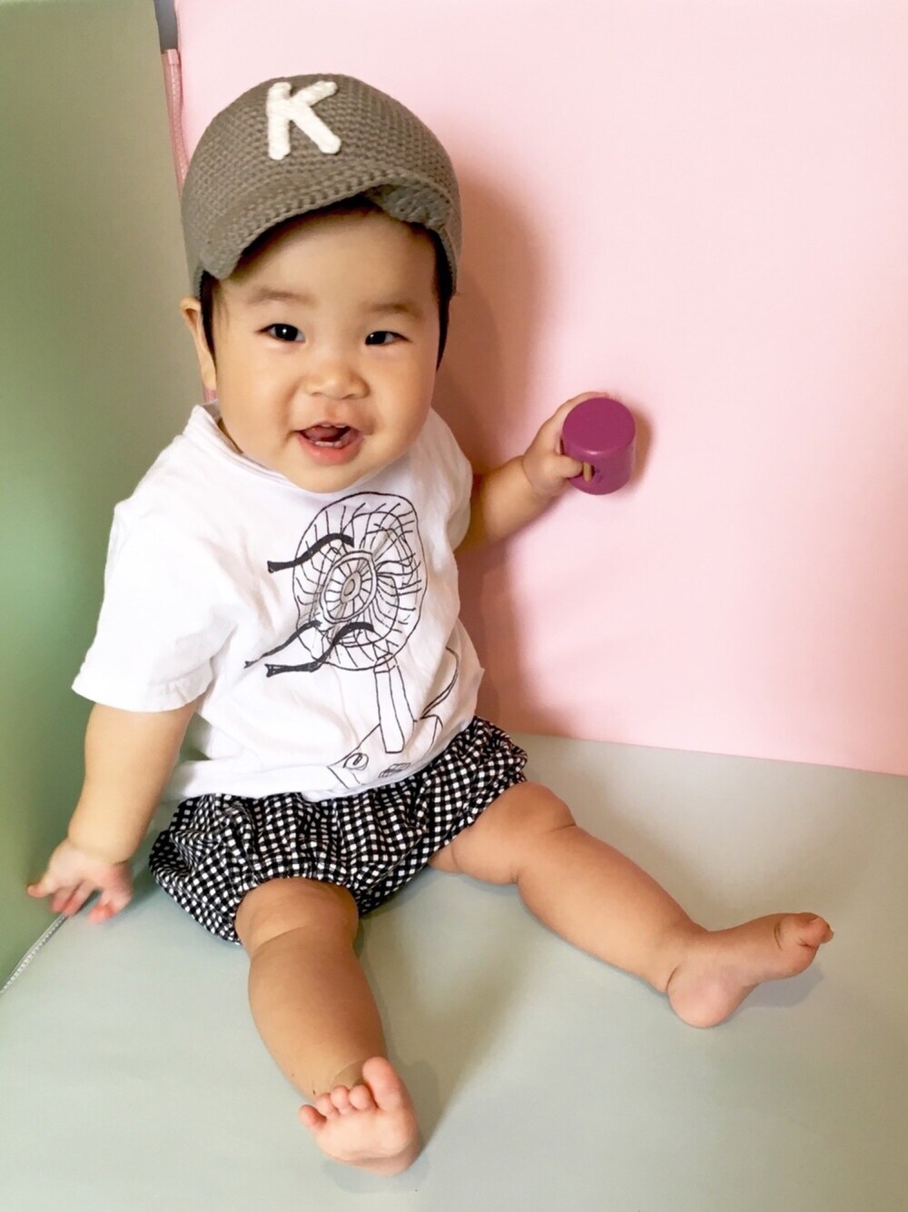 ホワイト系のTシャツ/カットソー、その他のママ&ベビー、グレー系の帽子を着用したキッズの夏コーディネートの1枚目の写真