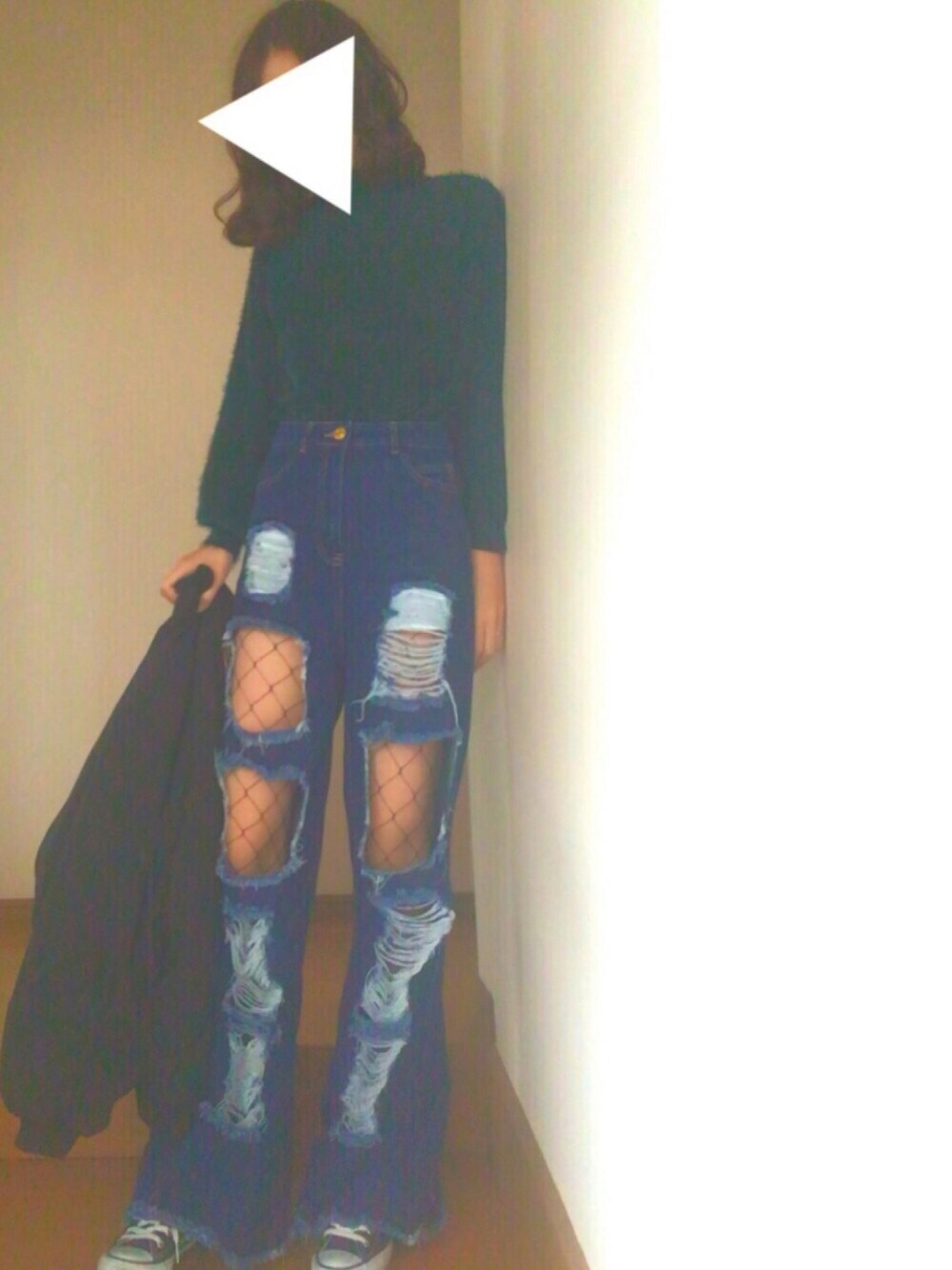 「シャギーニット、MA-1、ダメージデニムパンツ、網タイツ、スニーカー、EVRIS 、FIG&VIPER」｜「FIG&VIPERのダメージdenim（デニムパンツ、ブルー系）」を使った、sakuraさん（レディース・167cm）の冬コーディネートの1枚目の写真
