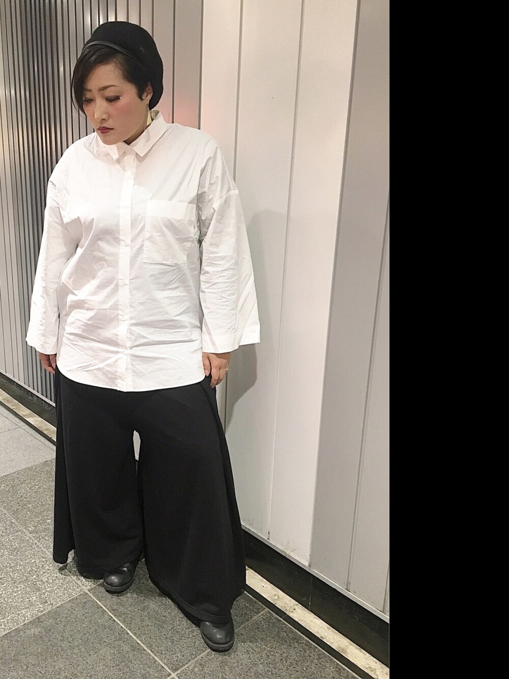 「ぽっちゃり、ぽっちゃりコーデ、ぽっちゃりなんて気にしない、袴パンツ、ハカマパンツ、モノトーン、白シャツ、エンジニアブーツ、ベレー帽推奨委員会」｜「SLYのアイテム（ハンチング/ベレー帽、ブラック系）」を使った、manaさん（レディース・161cm）の冬コーディネートの1枚目の写真
