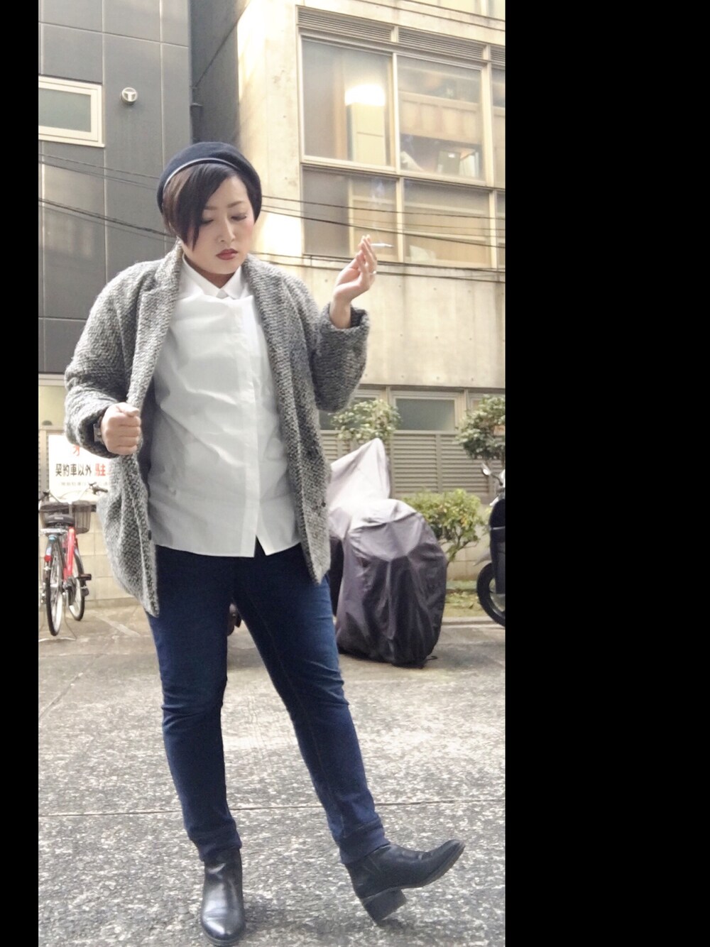 「ぽっちゃり、ぽっちゃりコーデ、ぽっちゃりなんて気にしない、白シャツ、コクーンシルエット、冬、デニム、デニムパンツ、ベレー帽、ベレー帽推奨委員会」｜「SLYのアイテム（ハンチング/ベレー帽、ブラック系）」を使った、manaさん（レディース・161cm）の冬コーディネートの1枚目の写真