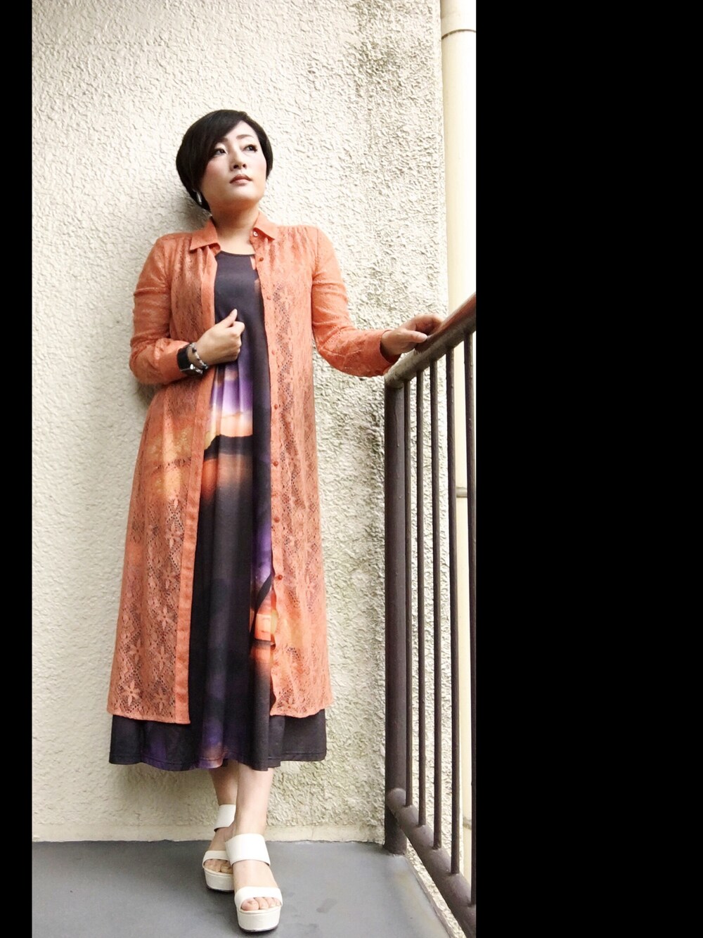 「夏コーデ、シェルター(SHEL'TTER)、ワンピース、白、日焼け対策」｜「SHEL’TTERのアイテム（シャツ/ブラウス、オレンジ系）」を使った、manaさん（レディース・161cm）の夏コーディネートの1枚目の写真