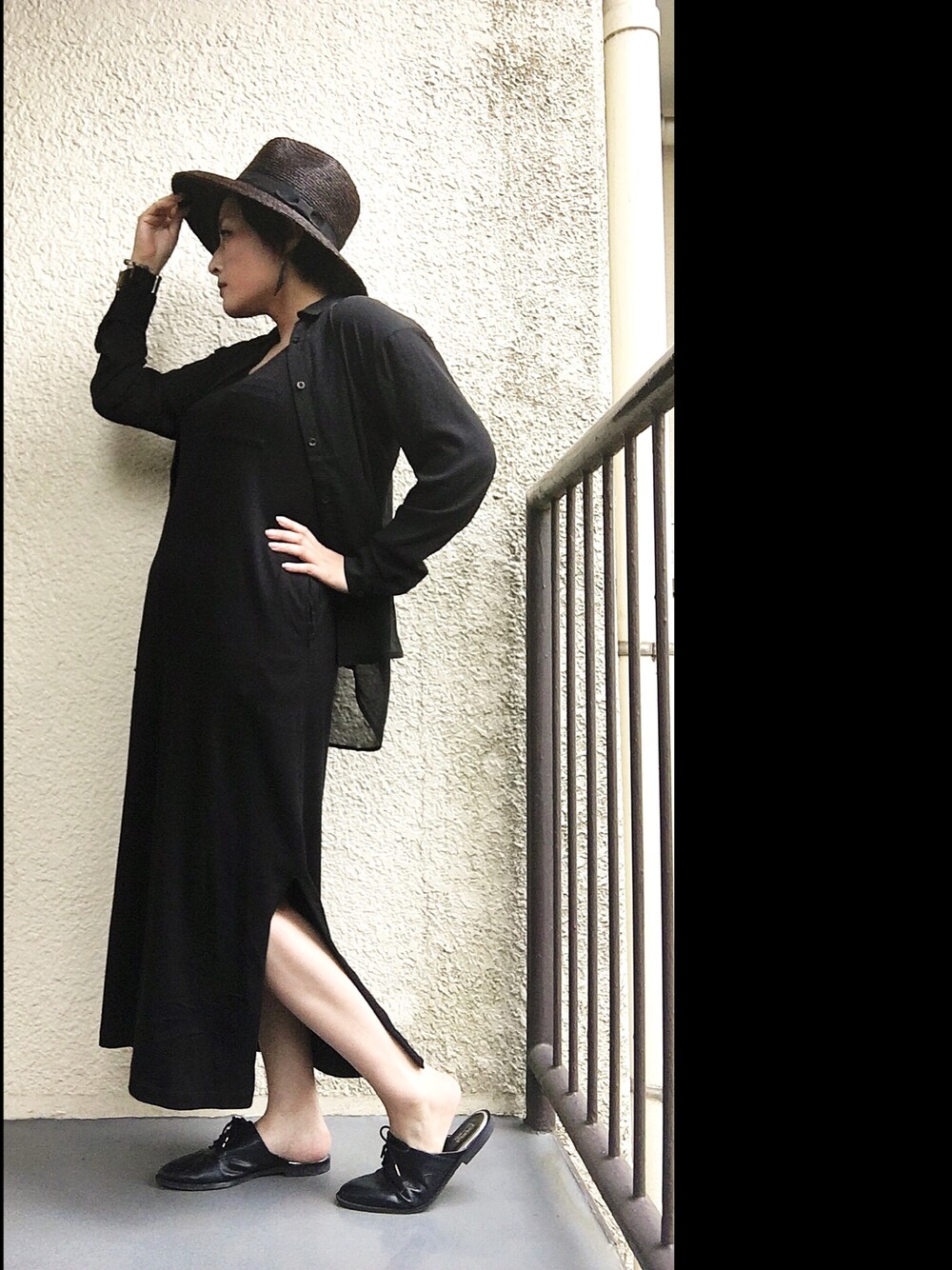 「黒、黒コーデ、オールブラック、moussy、SLY、ユニクロ、エスペランサ、むぎわら帽子」｜「MOUSSYのアイテム（帽子、ブラック系）」を使った、manaさん（レディース・161cm）の夏コーディネートの1枚目の写真