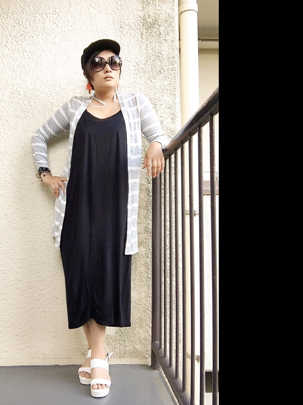 「moussy、EMODA、SLY、CA4LA、CAP、beats X、サングラス」｜「CA4LAのアイテム（キャップ、ブラック系）」を使った、manaさん（レディース・161cm）の夏コーディネートの1枚目の写真