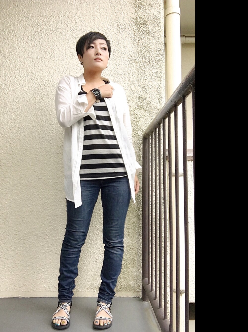 「シンプルコーデ、ラクチンコーデ、UNIQLO、ウルトラストレッチジーンズ、デニム、白シャツ、ボーダー」｜「no brandのアイテム（シャツ/ブラウス、ホワイト系）」を使った、manaさん（レディース・161cm）の夏コーディネートの1枚目の写真